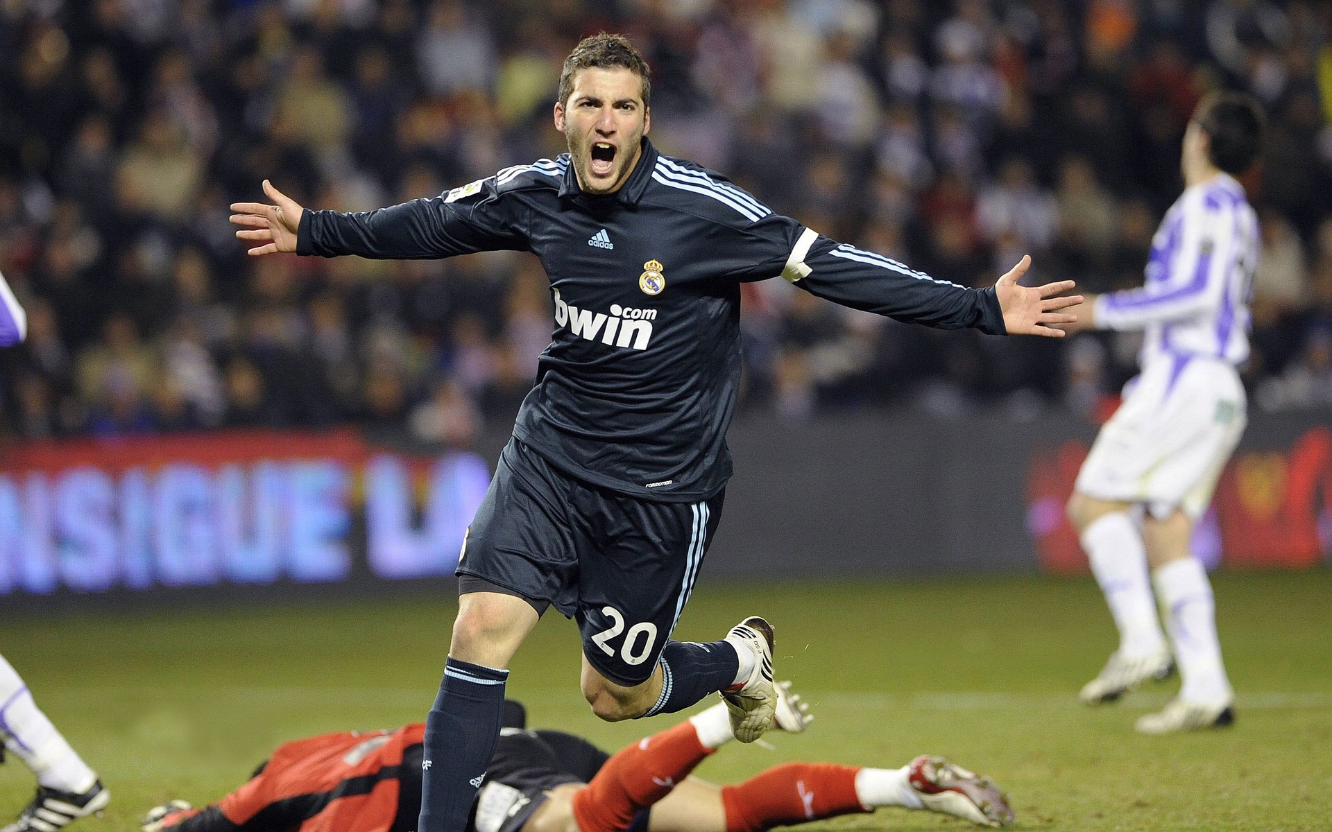 C罗在老鹰比赛中关键助攻，势不可挡引发热议！