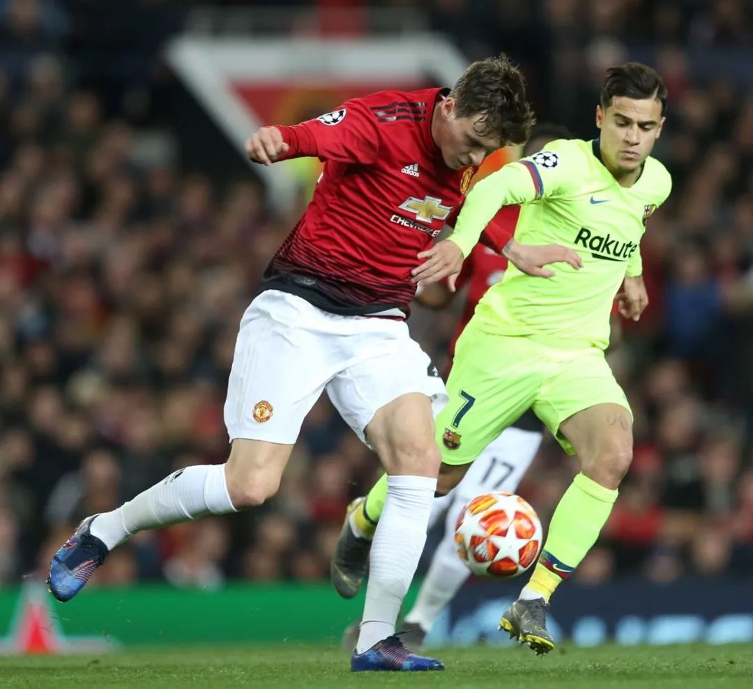 中国官方网站-北京一球迷比赛中冲入球场拥抱梅西